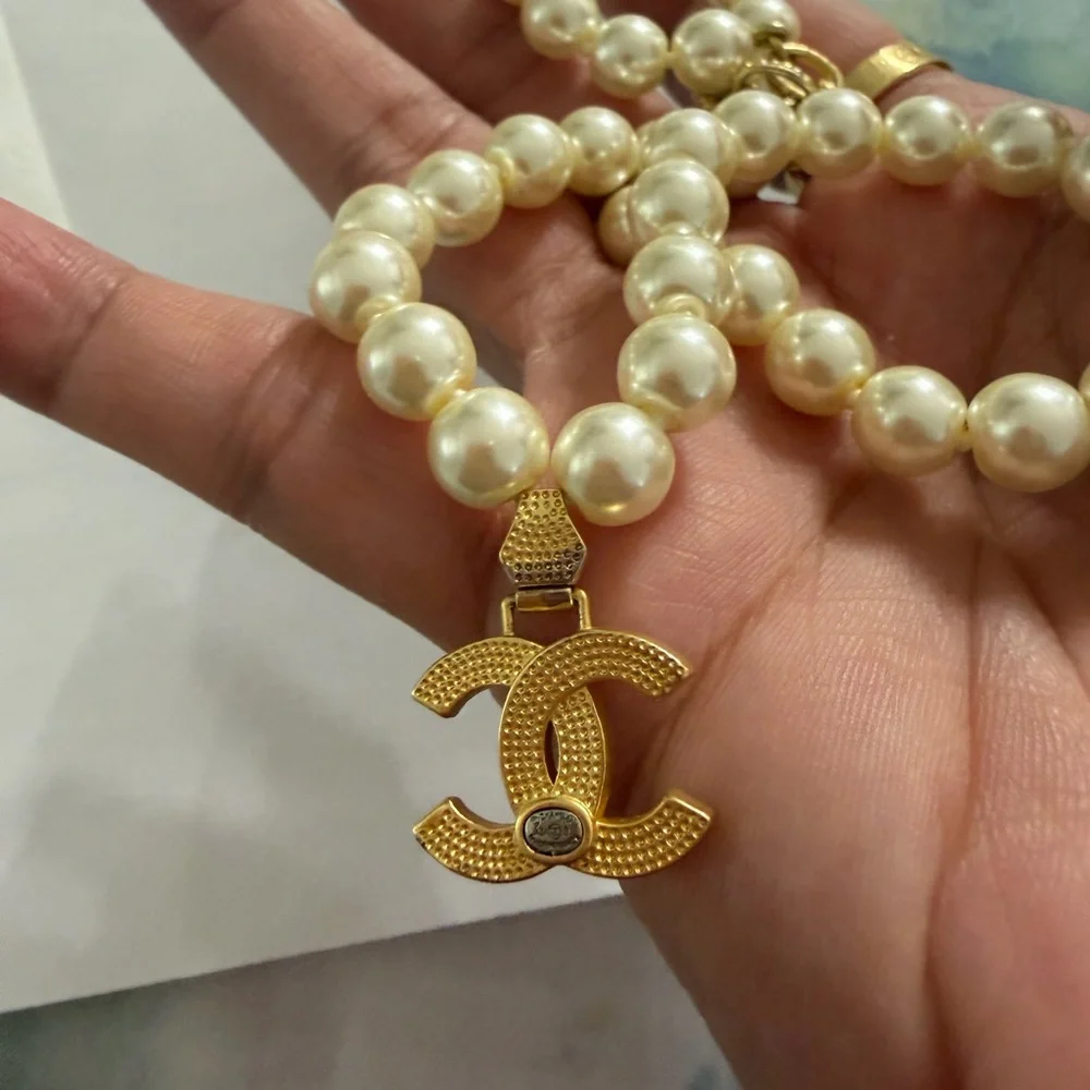 CHANEL Pearl Necklace/choker with Gold Charm with free chanel mascara primer - Picture 4 of 7